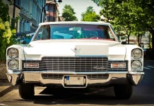La historia del Cadillac que en 1970 se convirtió en obra de arte al ser recubierto con el mismo material que está construido tu piso