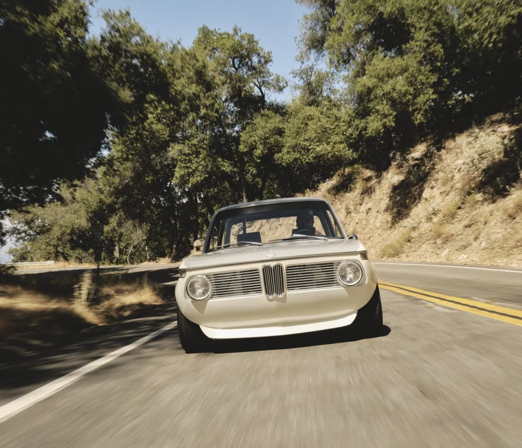 El legendario BMW 2002 renace con 300 CV y carrocería de fibra de carbono 4 Motor16 El legendario BMW 2002 renace con 300 CV y carrocería de fibra de carbono