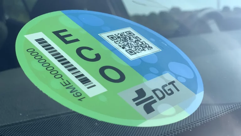¿Tienes un coche híbrido con etiqueta ECO o Cero? Pues la DGT avisa de que la podrá quitar por esta razón