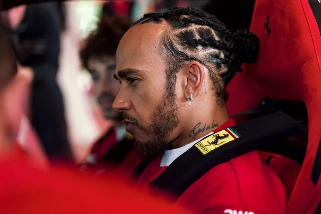 Hamilton asegura que el Ferrari F80 es más rápido que el Mercedes-AMG One 2 Motor16 Lewis Hamilton y el Ferrari F80
