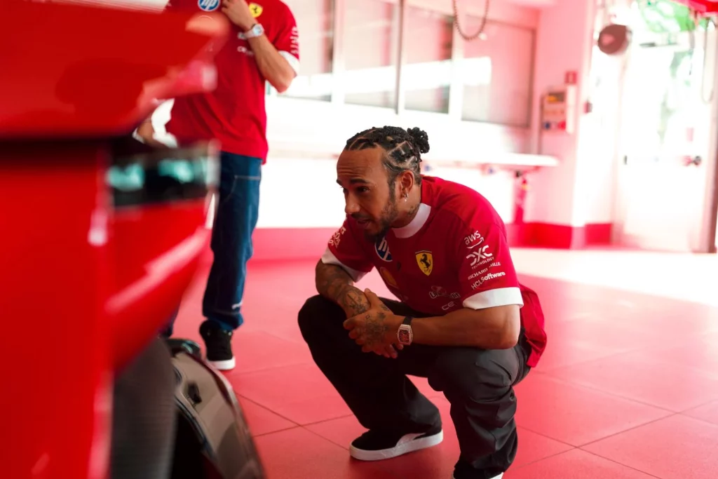 Hamilton asegura que el Ferrari F80 es más rápido que el Mercedes-AMG One 1 Motor16 Lewis Hamilton y el Ferrari F80