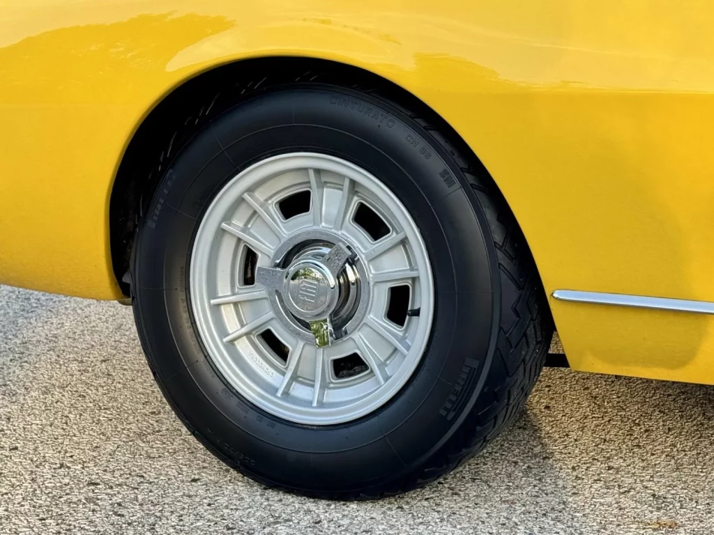 Este Fiat Dino Spider de 1967 es prácticamente un Ferrari de la época, y está a la venta 82 Motor16 Este Fiat Dino Spider de 1967 es prácticamente un Ferrari de la época, y está a la venta