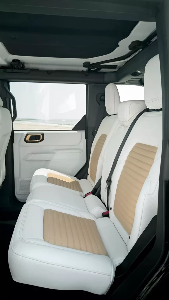 El Ford Bronco se viste con tela vaquera y estampados florales para atraer al público femenino. ¿Era necesario? 9 Motor16 El Ford Bronco ofrece estampados florales para atraer al público femenino… en EE. UU. ¿Era necesario?