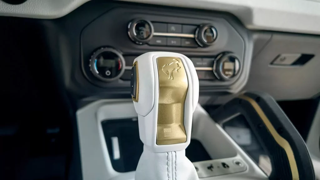 El Ford Bronco se viste con tela vaquera y estampados florales para atraer al público femenino. ¿Era necesario? 7 Motor16 El Ford Bronco ofrece estampados florales para atraer al público femenino… en EE. UU. ¿Era necesario?