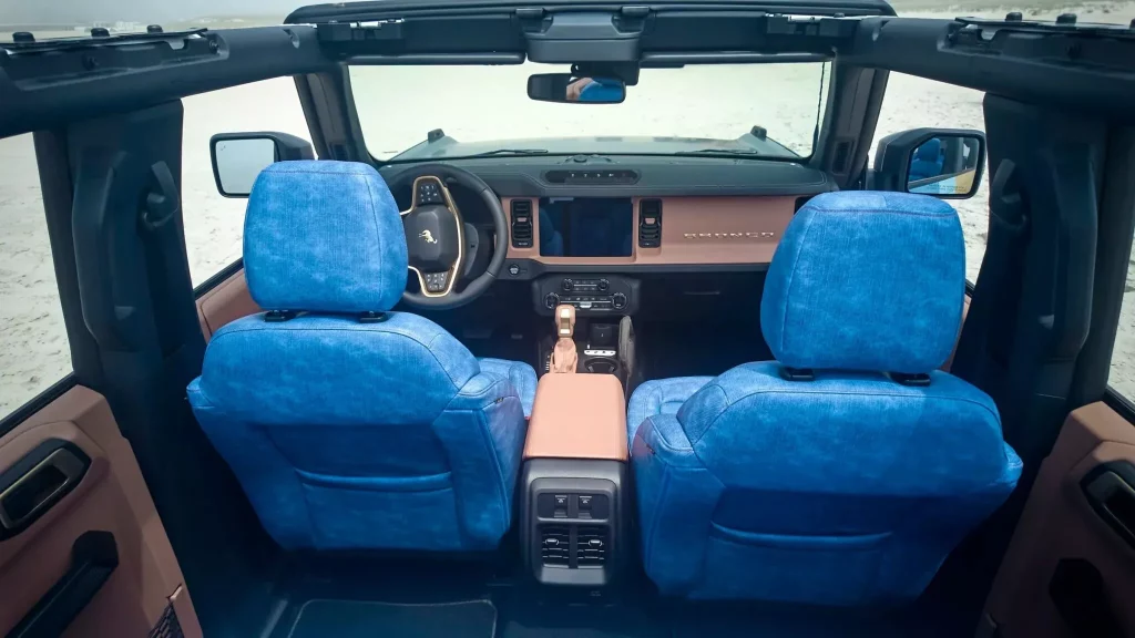 El Ford Bronco se viste con tela vaquera y estampados florales para atraer al público femenino. ¿Era necesario? 2 Motor16 El Ford Bronco ofrece estampados florales para atraer al público femenino… en EE. UU. ¿Era necesario?