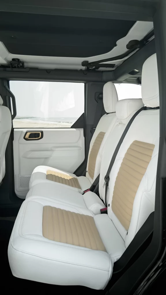 El Ford Bronco se viste con tela vaquera y estampados florales para atraer al público femenino. ¿Era necesario? 16 Motor16 El Ford Bronco ofrece estampados florales para atraer al público femenino… en EE. UU. ¿Era necesario?