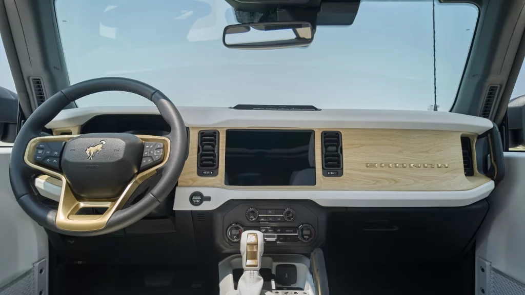 El Ford Bronco se viste con tela vaquera y estampados florales para atraer al público femenino. ¿Era necesario? 1 Motor16 El Ford Bronco ofrece estampados florales para atraer al público femenino… en EE. UU. ¿Era necesario?