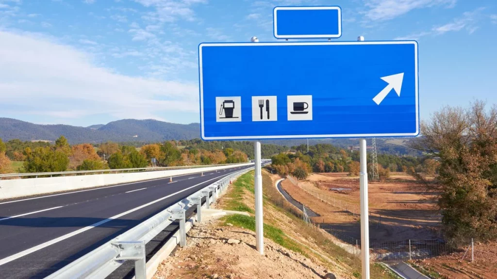 El truco infalible de un operario de mantenimiento para saber los kilómetros que tienes que desviarte de la autovía para echar gasolina 1 Motor16 cartel azul gasolinera autovía