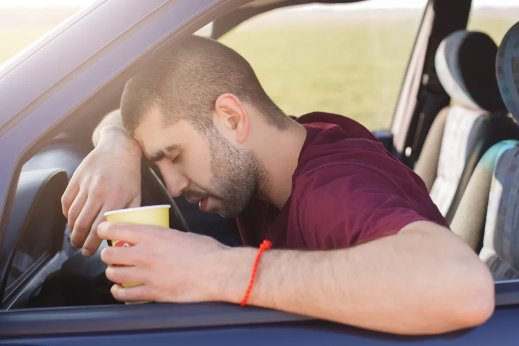 Ten cuidado si sales de viaje desde Barcelona: Estas son las horas que debes evitar 4 Motor16 cansado