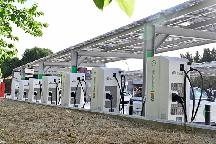 Iberdrola y sus socios abrirán la mayor estación de recarga ultrarrápida para camiones eléctricos de España 3 Motor16 iberdrola electrolinera madrid 726x484 1 Motor16