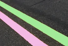 Blanco, amarillo, azul, rojo… Los dos nuevos colores que llegan para pintar las líneas de la carretera: este es su significado