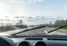 La bebida que puedes comprar en Mercadona, Ahorramas o LIDL y que no te gustaría que cayera en los cristales de tu coche
