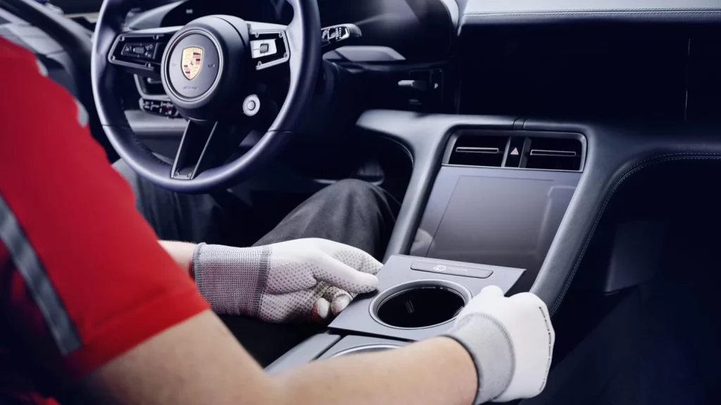 El Porsche 911 se viste de Ferragamo para celebrar 40 años en Italia 16 Motor16 porsche 911 carrera 4 gts ferragamo 27 Motor16