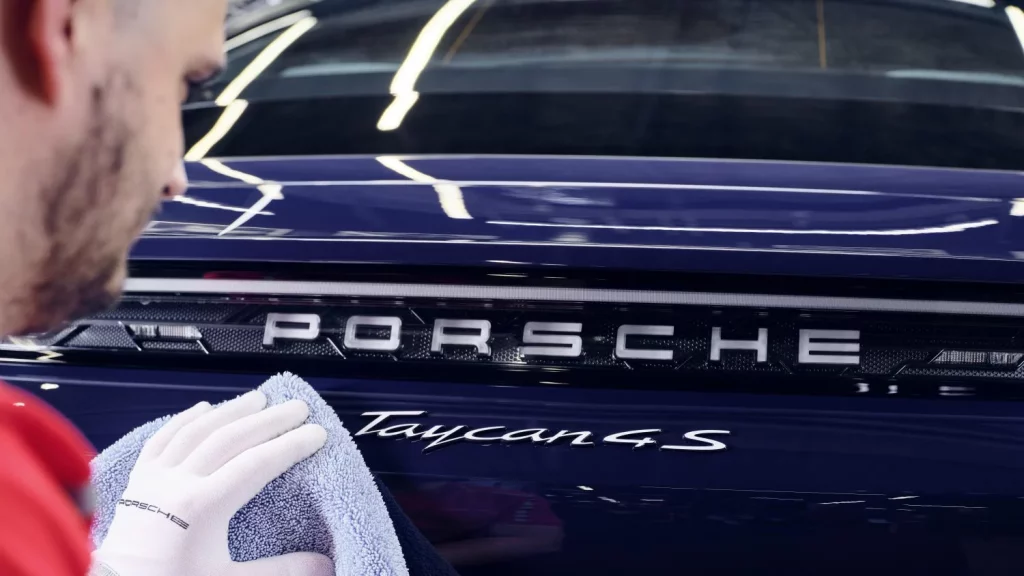 El Porsche 911 se viste de Ferragamo para celebrar 40 años en Italia 14 Motor16 porsche 911 carrera 4 gts ferragamo 29 Motor16