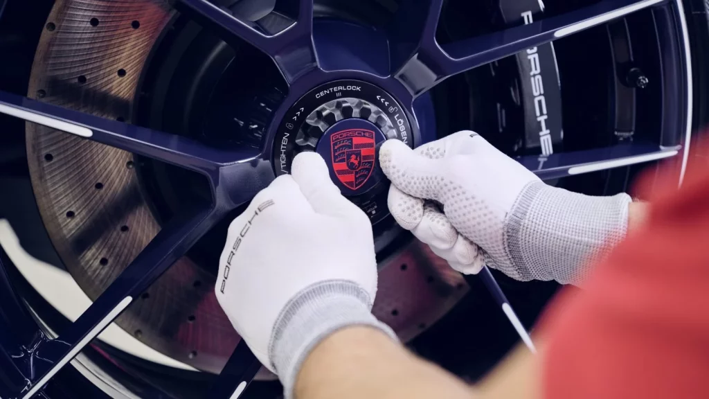 El Porsche 911 se viste de Ferragamo para celebrar 40 años en Italia 11 Motor16 porsche 911 carrera 4 gts ferragamo 32 Motor16