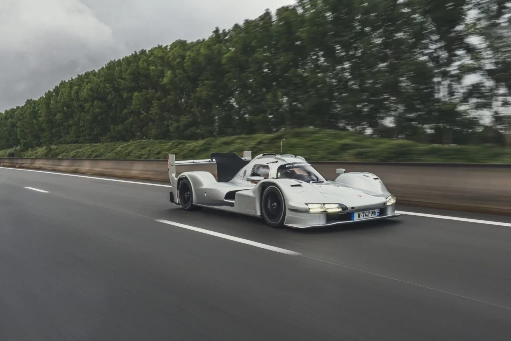 Este Porsche 963 RSP es un Hypercar de Le Mans “de calle”, es único, oficial y extremadamente radical 3 Motor16 Porsche 963 RSP