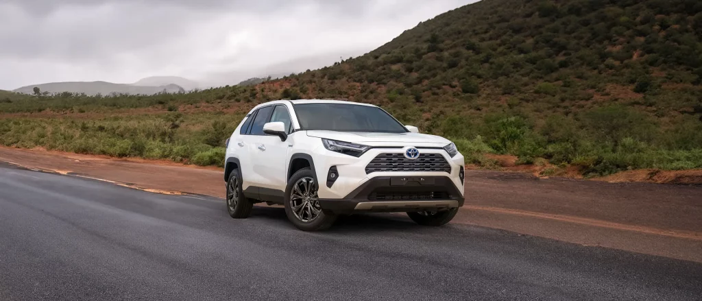 Así es el Toyota RAV4 Hybrid 4x4 en su peculiar versión AXAH54-ANXGB