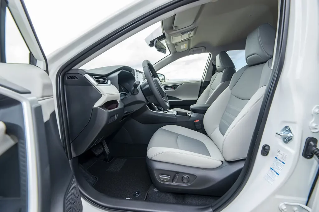 Así es el Toyota RAV4 Hybrid 4x4 en su peculiar versión AXAH54-ANXGB