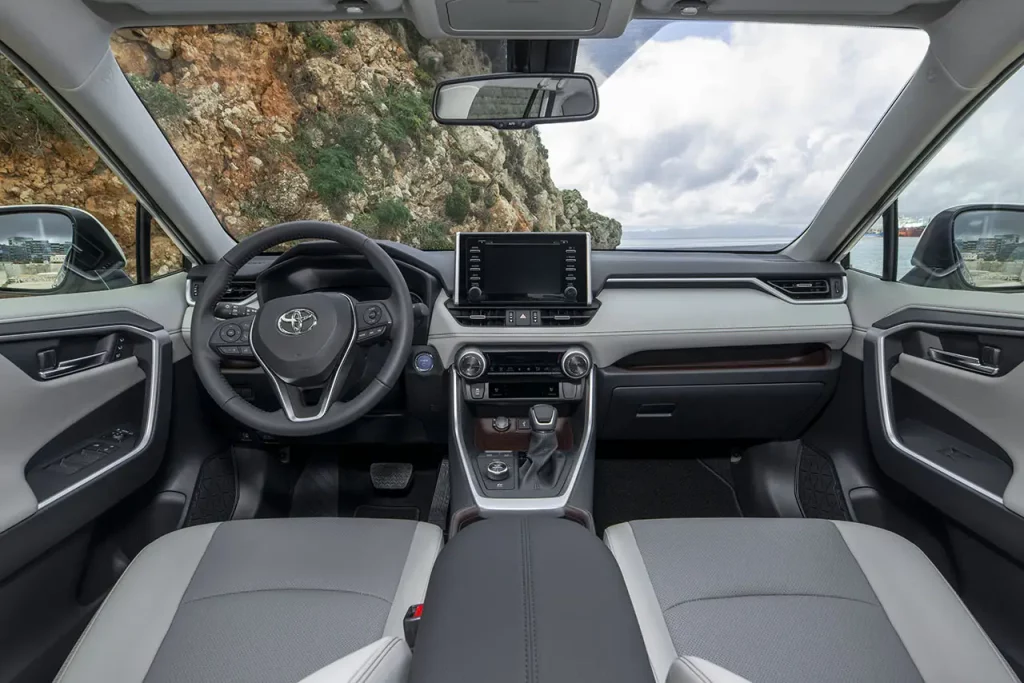 Así es el Toyota RAV4 Hybrid 4x4 en su peculiar versión AXAH54-ANXGB