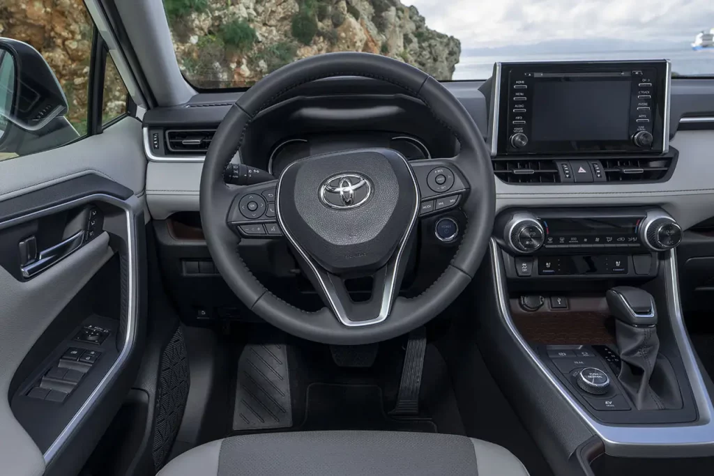 Así es el Toyota RAV4 Hybrid 4x4 en su peculiar versión AXAH54-ANXGB