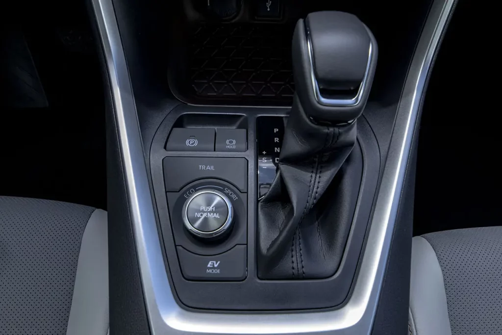 Así es el Toyota RAV4 Hybrid 4x4 en su peculiar versión AXAH54-ANXGB