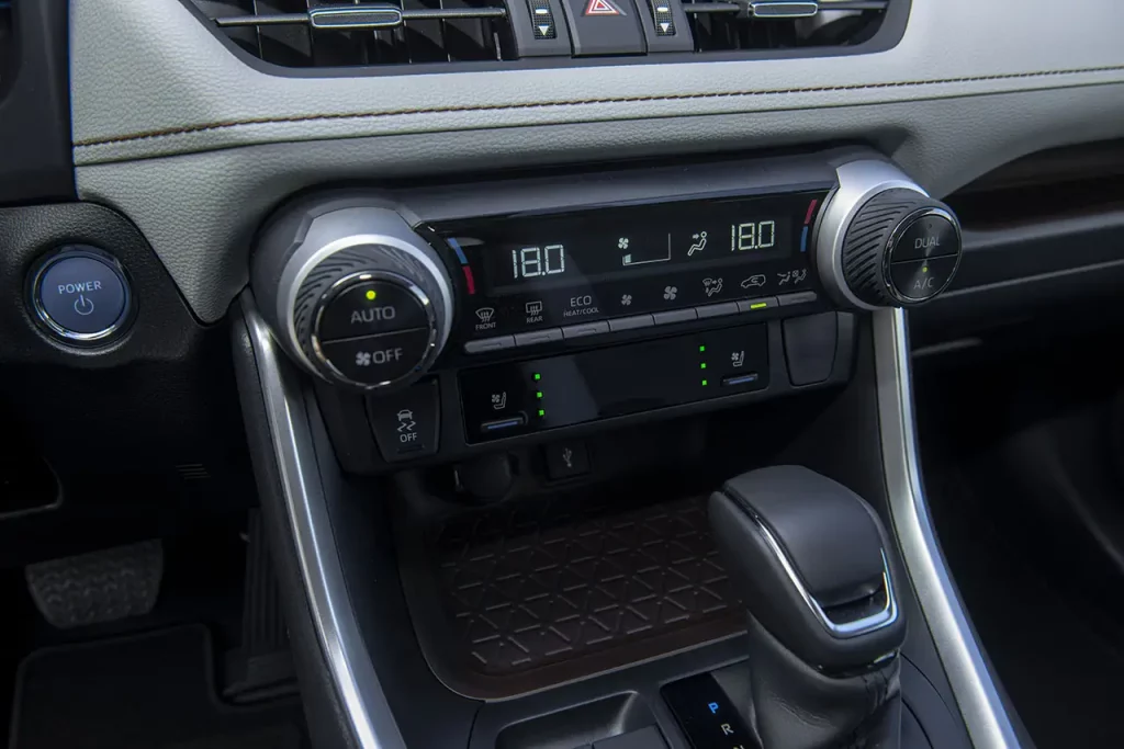 Así es el Toyota RAV4 Hybrid 4x4 en su peculiar versión AXAH54-ANXGB