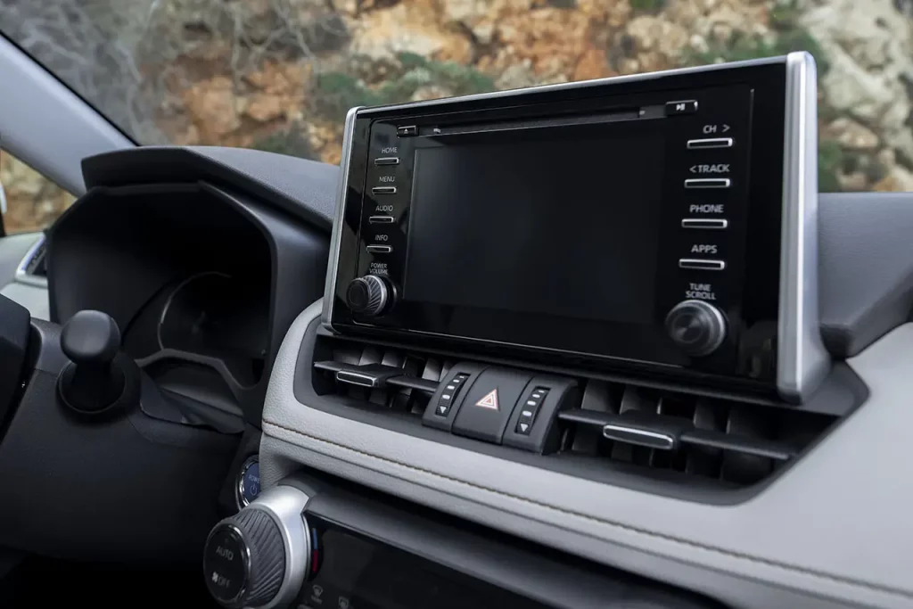 Así es el Toyota RAV4 Hybrid 4x4 en su peculiar versión AXAH54-ANXGB