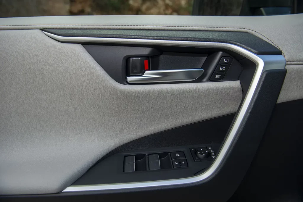 Así es el Toyota RAV4 Hybrid 4x4 en su peculiar versión AXAH54-ANXGB