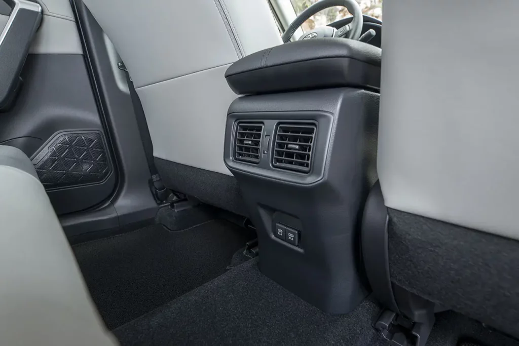 Así es el Toyota RAV4 Hybrid 4x4 en su peculiar versión AXAH54-ANXGB