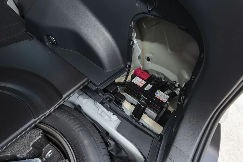 Así es el Toyota RAV4 Hybrid 4x4 en su peculiar versión AXAH54-ANXGB