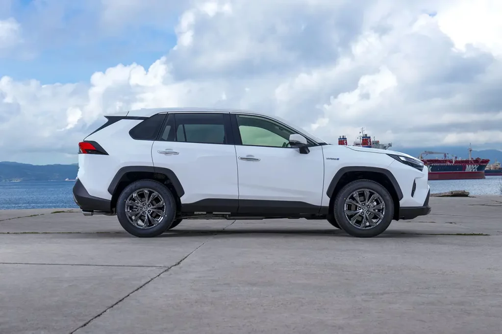 Así es el Toyota RAV4 Hybrid 4x4 en su peculiar versión AXAH54-ANXGB