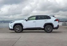 Así es el Toyota RAV4 Hybrid 4×4 en su peculiar versión AXAH54-ANXGB