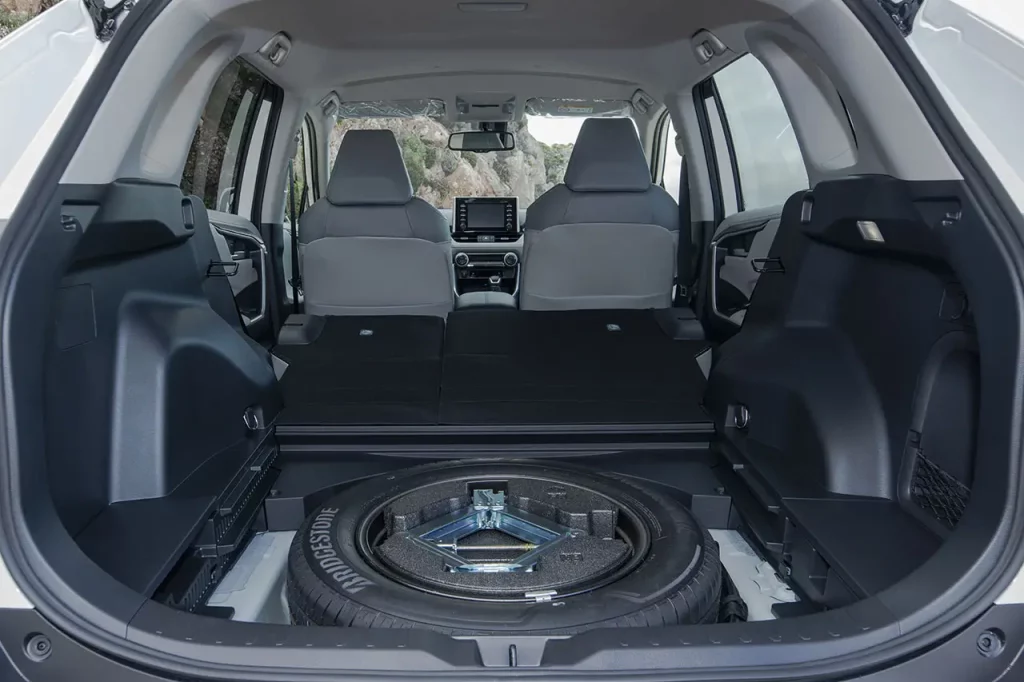 Así es el Toyota RAV4 Hybrid 4x4 en su peculiar versión AXAH54-ANXGB