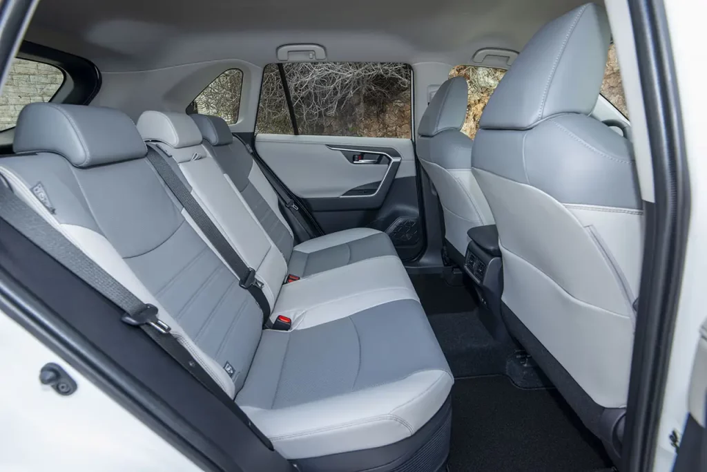 Así es el Toyota RAV4 Hybrid 4x4 en su peculiar versión AXAH54-ANXGB