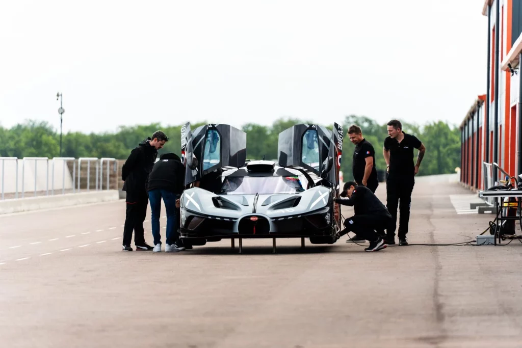 Cada Bugatti Bolide incluye un programa de entrenamiento en circuito. Así se forman sus formadores 3 Motor16 Cada Bugatti Bolide incluye un programa de entrenamiento en circuito. Así se forman sus formadores