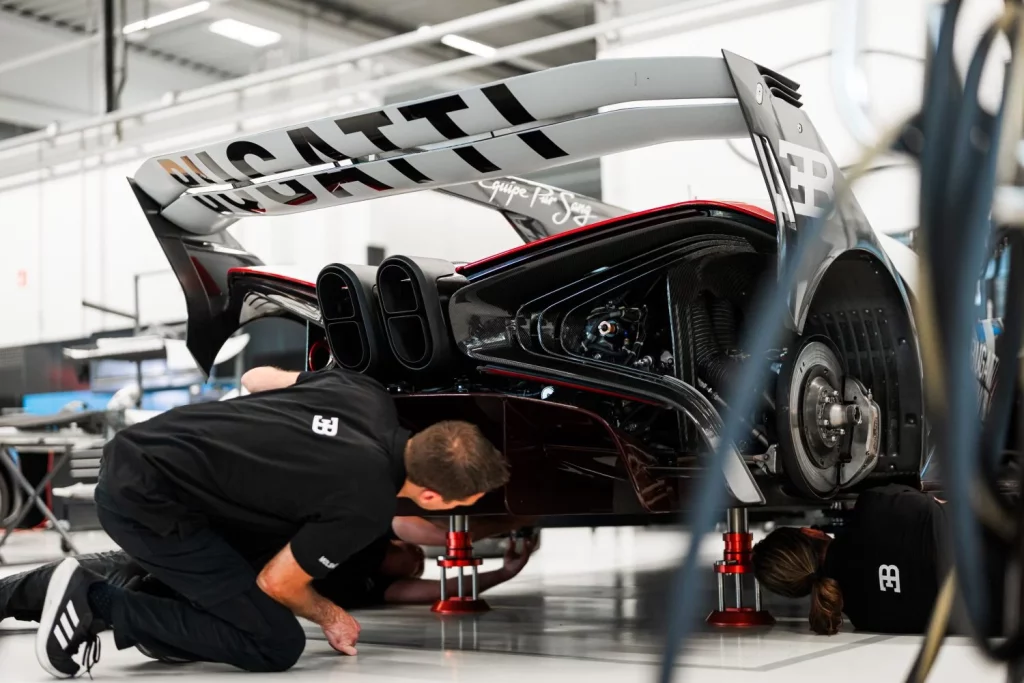 Cada Bugatti Bolide incluye un programa de entrenamiento en circuito. Así se forman sus formadores 13 Motor16 Cada Bugatti Bolide incluye un programa de entrenamiento en circuito. Así se forman sus formadores