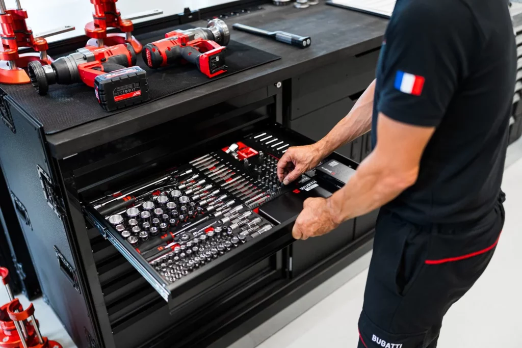 Cada Bugatti Bolide incluye un programa de entrenamiento en circuito. Así se forman sus formadores 12 Motor16 Cada Bugatti Bolide incluye un programa de entrenamiento en circuito. Así se forman sus formadores