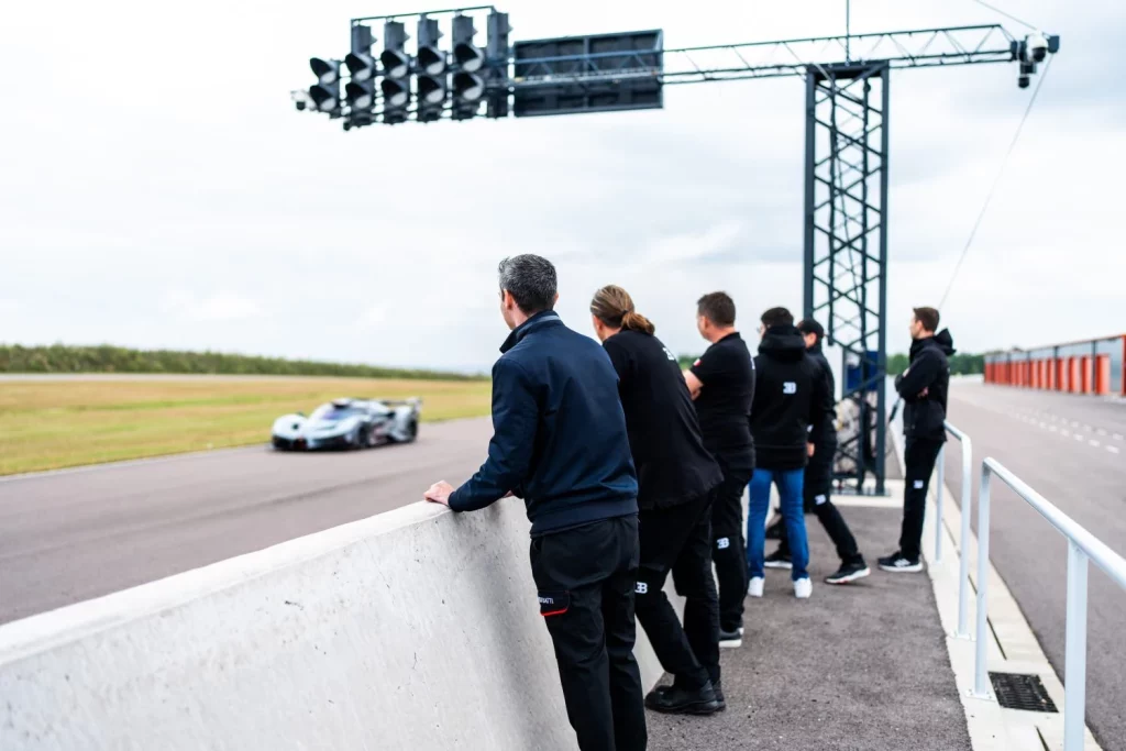 Cada Bugatti Bolide incluye un programa de entrenamiento en circuito. Así se forman sus formadores 4 Motor16 Cada Bugatti Bolide incluye un programa de entrenamiento en circuito. Así se forman sus formadores