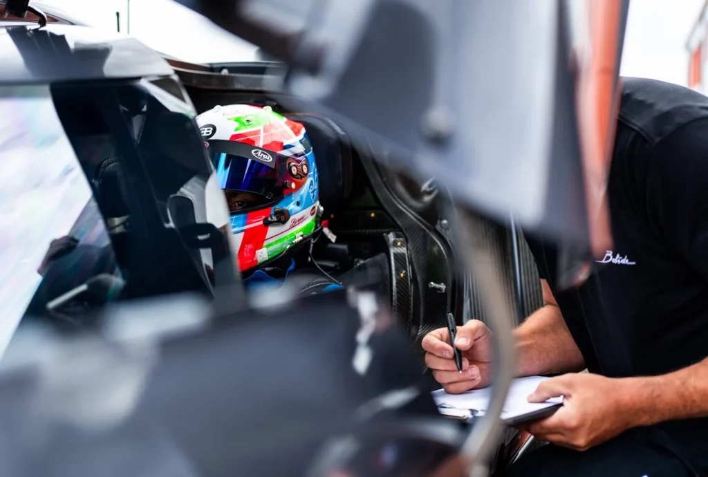 Cada Bugatti Bolide incluye un programa de entrenamiento en circuito. Así se forman sus formadores 9 Motor16 Cada Bugatti Bolide incluye un programa de entrenamiento en circuito. Así se forman sus formadores