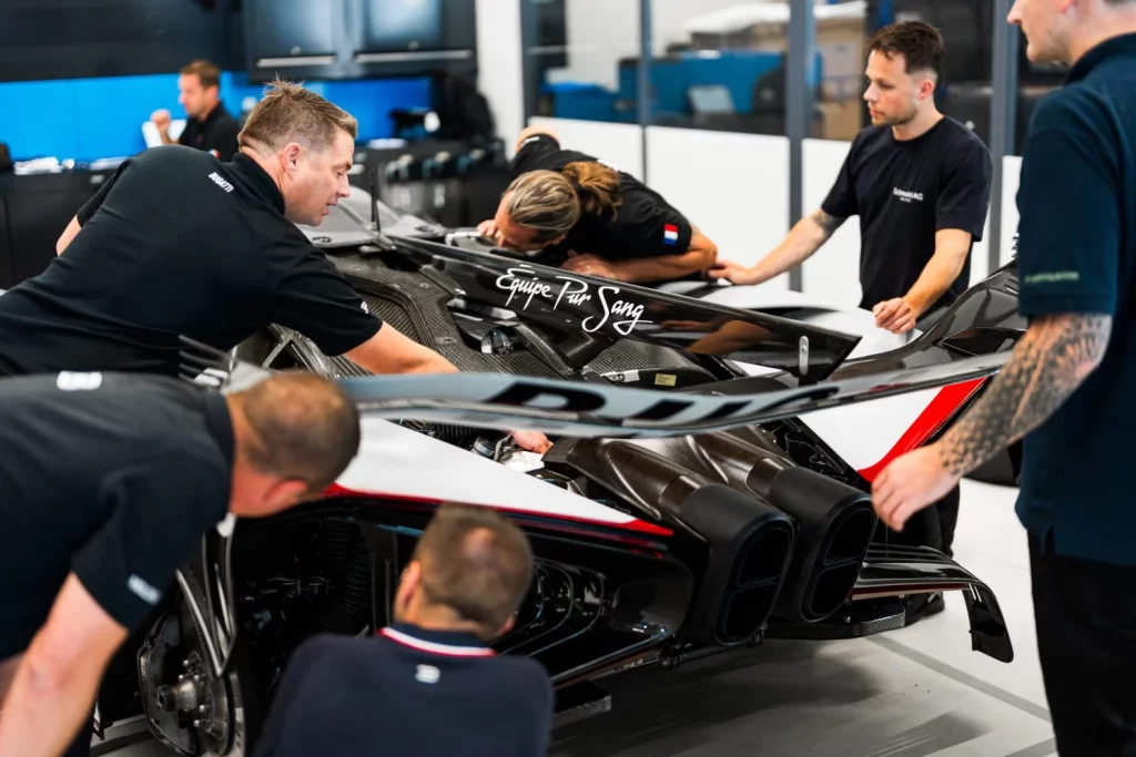 Cada Bugatti Bolide incluye un programa de entrenamiento en circuito. Así se forman sus formadores 1 Motor16 Cada Bugatti Bolide incluye un programa de entrenamiento en circuito. Así se forman sus formadores