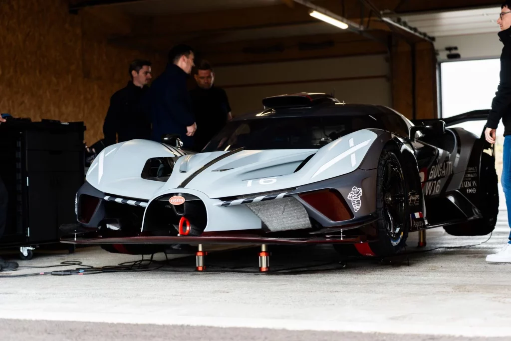 Cada Bugatti Bolide incluye un programa de entrenamiento en circuito. Así se forman sus formadores 6 Motor16 Cada Bugatti Bolide incluye un programa de entrenamiento en circuito. Así se forman sus formadores