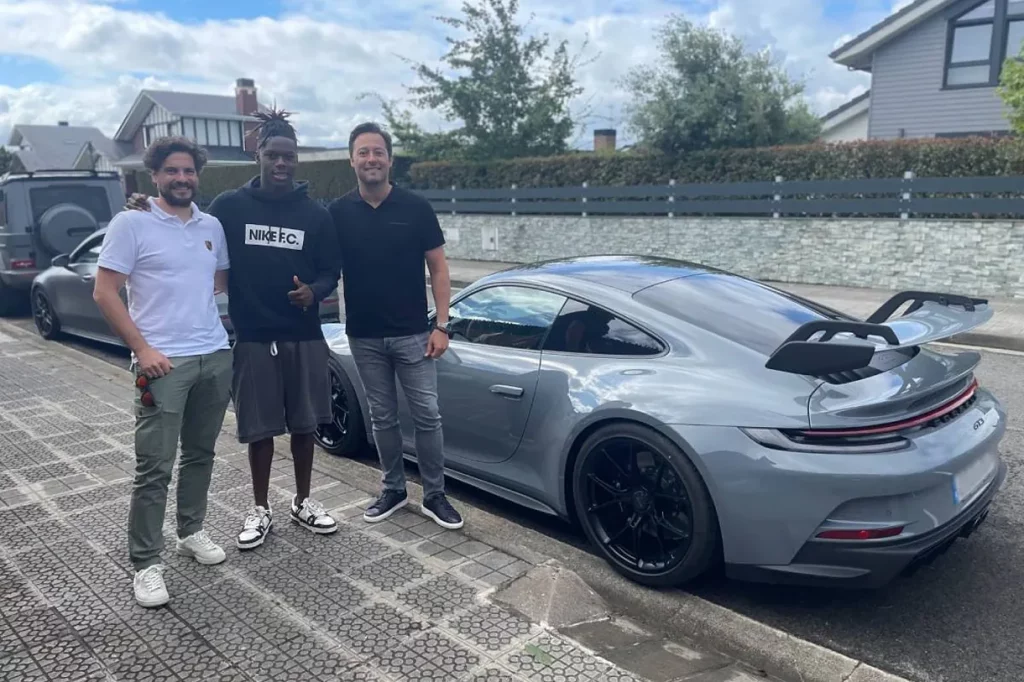 El impresionante deportivo de casi 300.000 euros con el que Nico Williams no podrá ir a entrenar a la Ciudad Deportiva Joan Gamper 1 Motor16 nico williams porsche deportivo