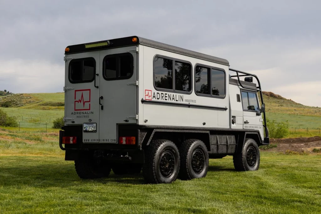 Pinzgauer 718: De todoterreno militar a minibús para fiestas en busca de dueño