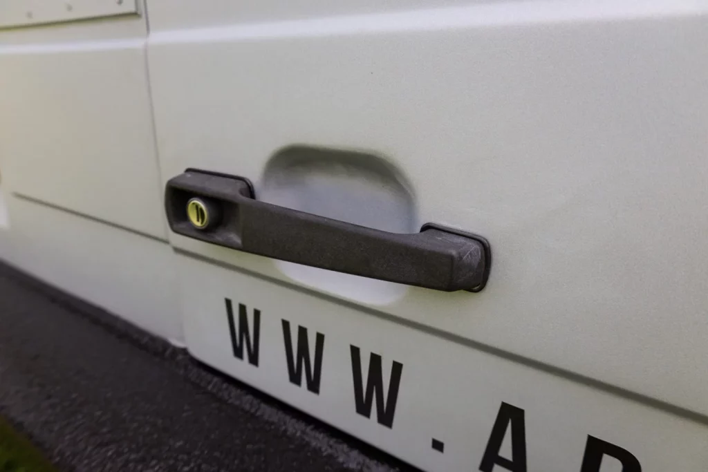 Pinzgauer 718: De todoterreno militar a minibús para fiestas en busca de dueño