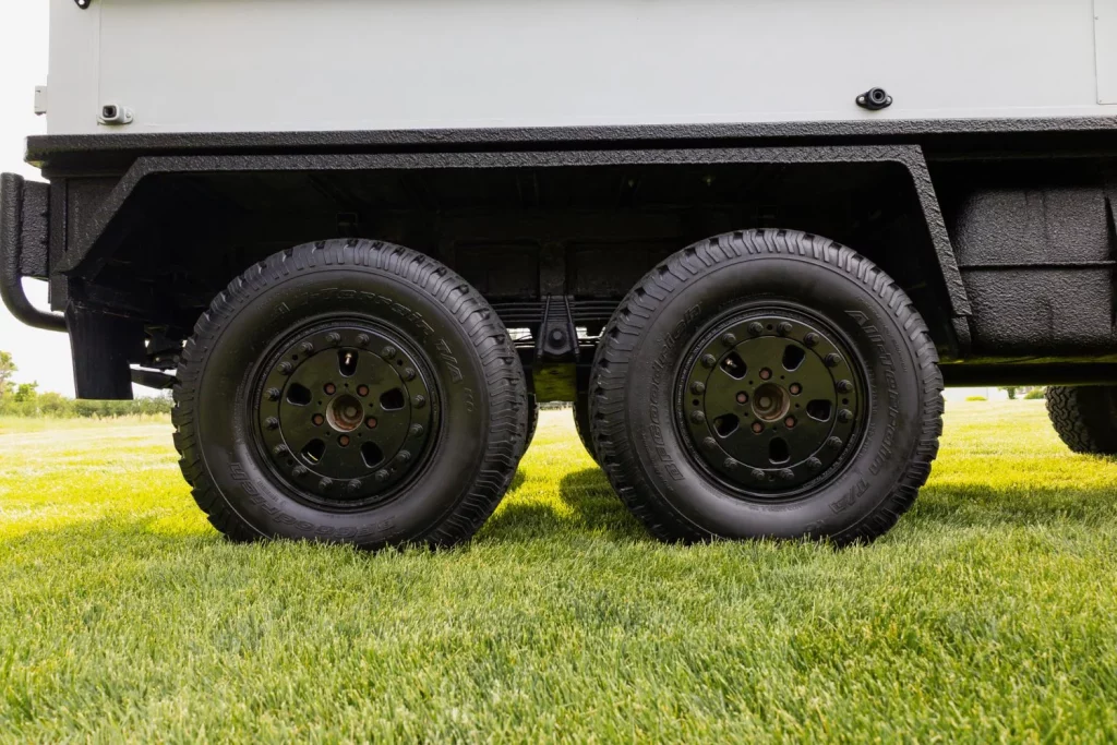 Pinzgauer 718: De todoterreno militar a minibús para fiestas en busca de dueño