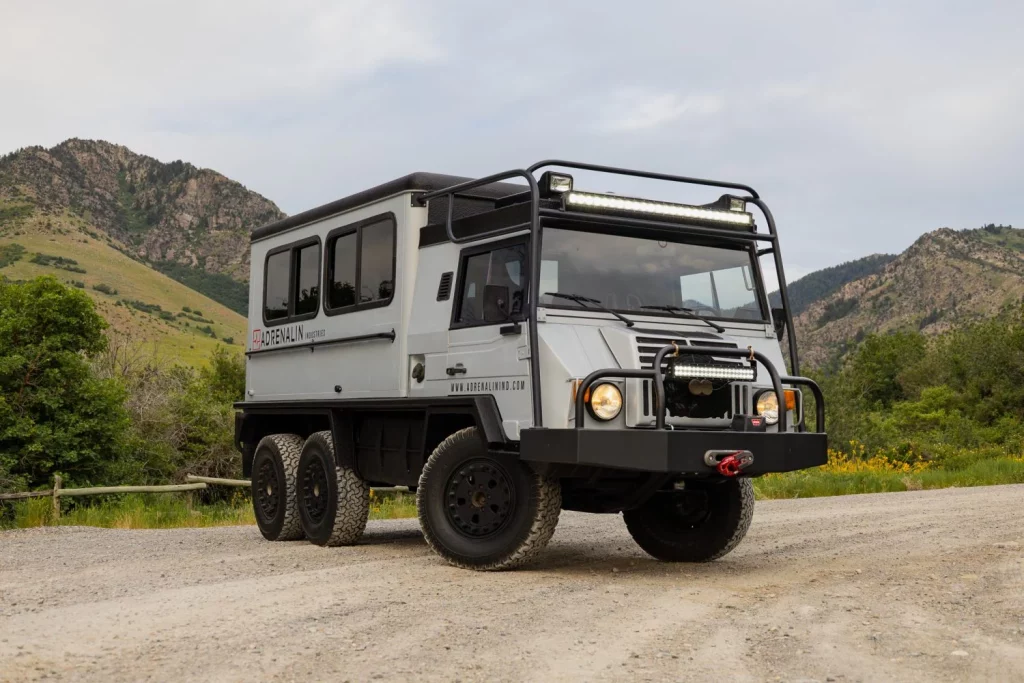 Pinzgauer 718: De todoterreno militar a minibús para fiestas en busca de dueño