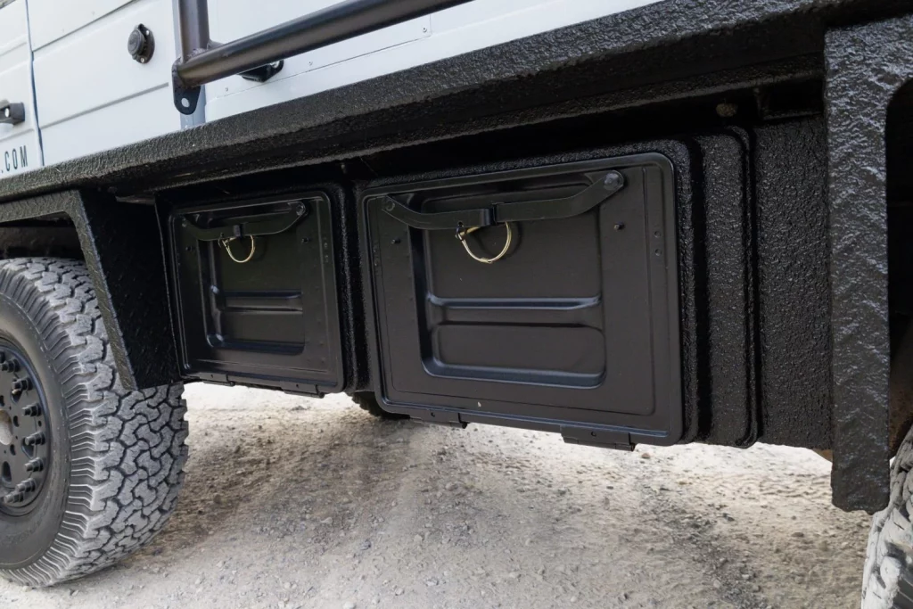 Pinzgauer 718: De todoterreno militar a minibús para fiestas en busca de dueño
