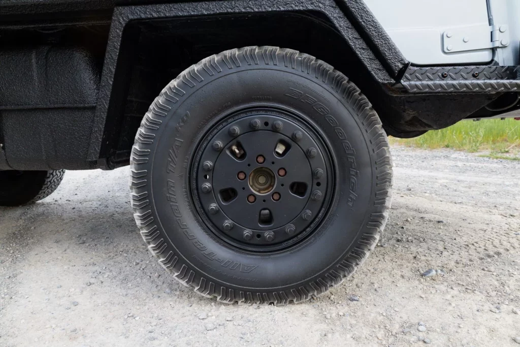 Pinzgauer 718: De todoterreno militar a minibús para fiestas en busca de dueño