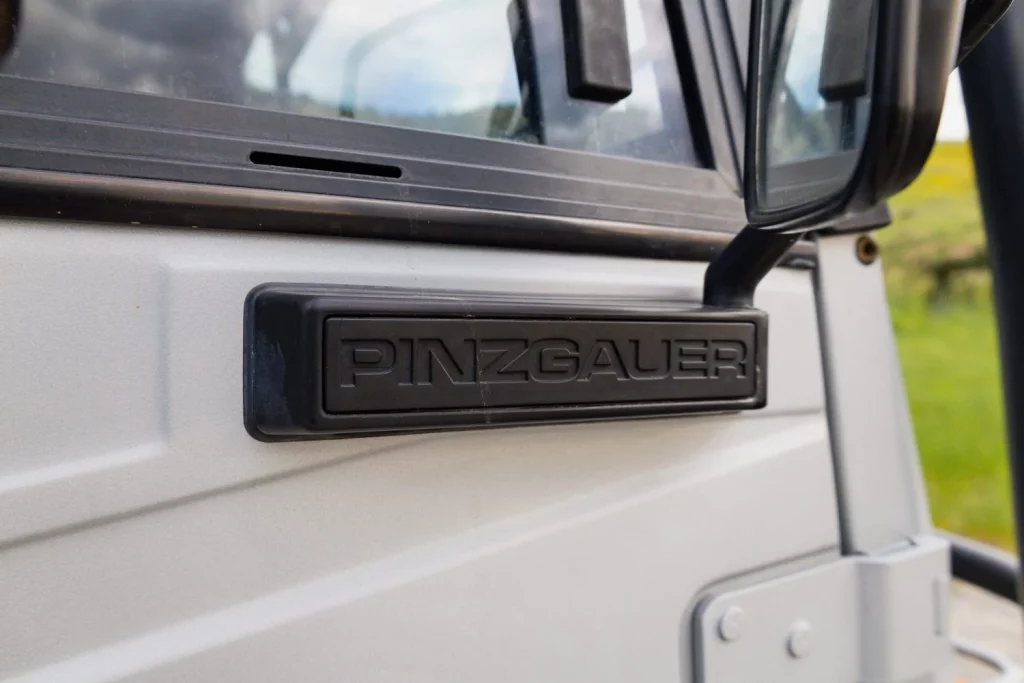 Pinzgauer 718: De todoterreno militar a minibús para fiestas en busca de dueño