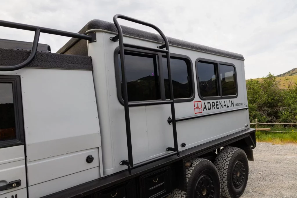 Pinzgauer 718: De todoterreno militar a minibús para fiestas en busca de dueño